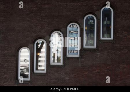 Art déco-Fenster in einem Wohngebäude im Stadtzentrum von Rotterdam Stockfoto