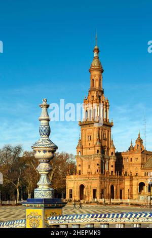 Sevilla, Provinz Sevilla, Andalusien, Südspanien. Nordturm der Plaza de España. Die plaza wurde für die Ibero-amerikanische Ausstellung von 1 gebaut Stockfoto