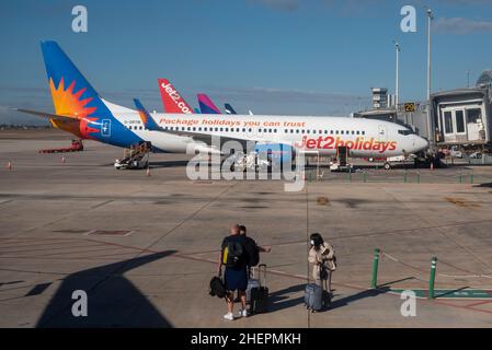Flughafen Alicante Elche. Passagiere, die zu einem Flugzeug mit Jet2holidays Boeing 737 auf Stand gehen. Costa Blanca, Spanien, EU. Branding bei Pauschalreisen Stockfoto