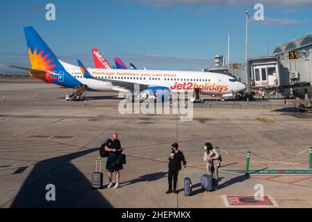 Flughafen Alicante Elche. Passagiere, die zu einem Flugzeug mit Jet2holidays Boeing 737 auf Stand gehen. Costa Blanca, Spanien, EU. Branding bei Pauschalreisen Stockfoto