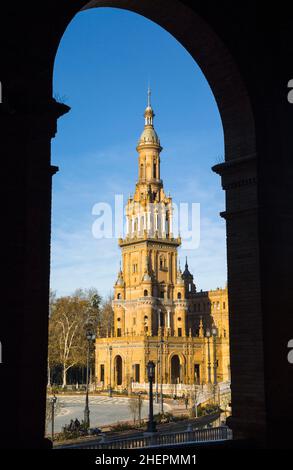 Sevilla, Provinz Sevilla, Andalusien, Südspanien. Nordturm der Plaza de España. Die plaza wurde für die Ibero-amerikanische Ausstellung von 1 gebaut Stockfoto