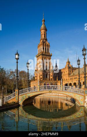 Sevilla, Provinz Sevilla, Andalusien, Südspanien. Nordturm der Plaza de España. Die plaza wurde für die Ibero-amerikanische Ausstellung von 1 gebaut Stockfoto