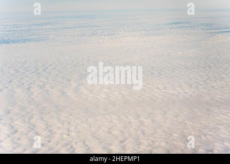 Wolkenlandschaft von oben beim Fliegen in großer Höhe. 10/10ths-Cloud. Wolkendecke Stockfoto