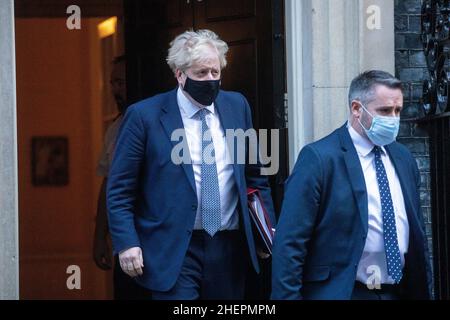 LONDON, Großbritannien 12th. Januar 2022. Premierminister Boris Johnson verlässt die Downing Street Nr. 10 zur Fragestunde im Unterhaus, um sich im Partygate-Skandal mit Fragen zu befassen Stockfoto