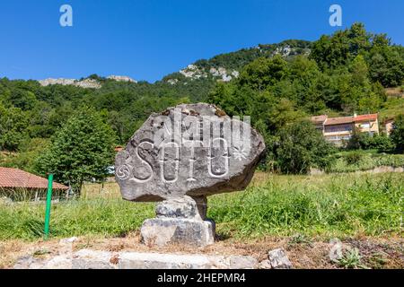 Willkommensschild im Dorf Soto unter blauem Himmel Stockfoto