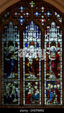 Buntglasfenster von Clayton und Bell, Saint Mary, Simeon und Anna c 1888, Stoke by Nayland Church, Suffolk, England, UK Stockfoto