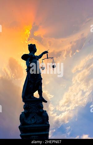 Silhouette von Lady Justice am Brunnen am Romerberg in Frankfurt Stockfoto