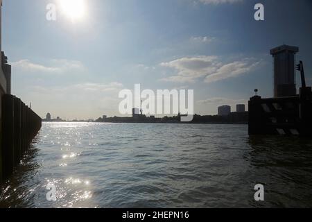 Atemberaubender Blick auf die Skyline von Rotterdam Stockfoto