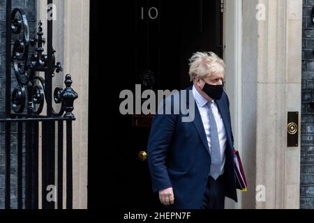 London, Großbritannien. 12. Januar 2022. Boris Johnson, Premierminister, verlässt die Downing Street Nr. 10 für Fragen des Premierministers (PMQs) im Unterhaus. Der Premierminister steht unter dem Druck der Abgeordneten, am 20. Mai 2020 in den Gärten der Downing Street 10 Fragen zu einer Partei zu beantworten, zu einer Zeit, als die britischen Sperrbeschränkungen soziale Versammlungen verboten hatten. Kredit: Stephen Chung / Alamy Live Nachrichten Stockfoto