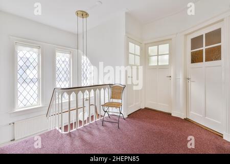 Treppenhaus Halle mit rotem Teppich auf dem Boden und viele Türen Stockfoto