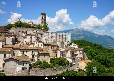 Frühlingslandschaft im Valle Peligna, in der Nähe von Raiano und Anversa, Provinz L Aquila, Abruzzen, Italien. Blick auf Goriano Sicoli Stockfoto
