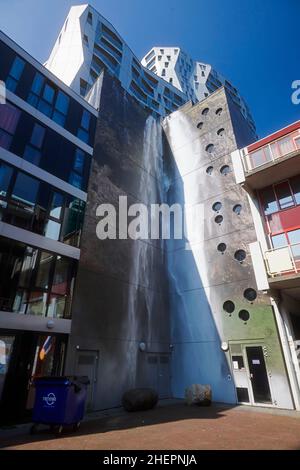 Wandbild eines Wasserfalls an der Seite eines Gebäudes im Stadtzentrum von Rotterdam Stockfoto