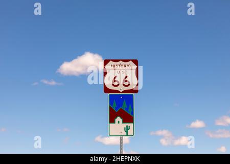 Route 66 Schild unter klarem blauen Himmel im Golden Valley Stockfoto