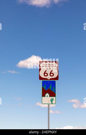 Route 66 Schild unter klarem blauen Himmel im Golden Valley Stockfoto