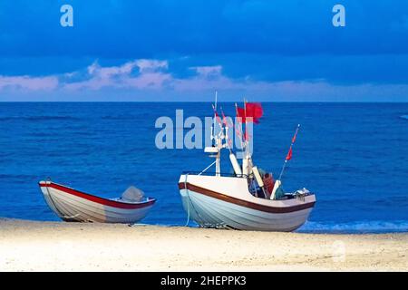 Fischerboote am Strand der Nordsee bei Vorupør bei Blue Hour, Dänemark Stockfoto