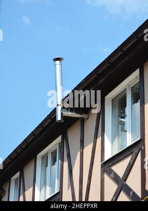 Neues Gebäude mit Holzrahmen. Holzrahmen und „Post-and-Beam“-Konstruktion sind Methoden des Baus mit schweren Hölzern und nicht mit Maßen Stockfoto
