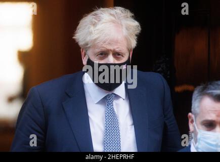 London, Großbritannien. 12th Januar 2022. Premierminister Boris Johnson geht zu den Fragen der Premierminister. Sir Keir Starmer wird sich im Mai 2020 Fragen zu einer Party in der Downing Street stellen müssen. Kredit: Mark Thomas/Alamy Live Nachrichten Stockfoto