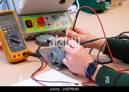 Mann bei der Arbeit im elektronischen Labor, zur Überprüfung von Teilen mit Instrumenten Stockfoto