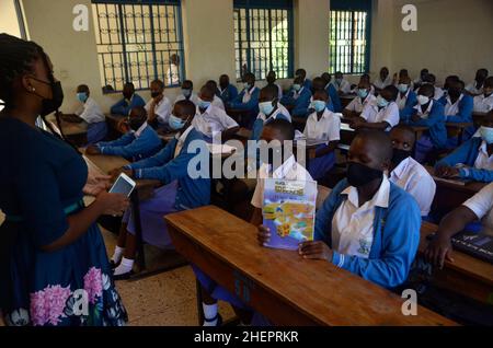 (220112) -- LUWERO, 12. Januar 2022 (Xinhua) -- Lehrerin Hilda Ayebare gibt am ersten Tag der Wiedereröffnung der chinesischen Klassen nach sechs Monaten Schließung aufgrund der COVID-19-Pandemie Unterricht an der Ndejje-Sekundarschule im Bezirk Luwero, Zentralregion, Uganda, 11. Januar 2022. (Foto von Nichola Kajoba/Xinhua) Stockfoto