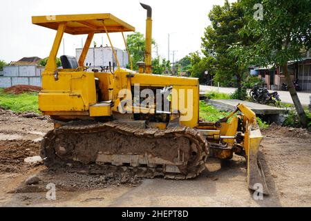 Ein Bulldozer oder ein Planierraupen (auch Crawler genannt) ist eine große, motorisierte Maschine, die auf durchgehenden Schienen oder großen Reifen fährt. Stockfoto
