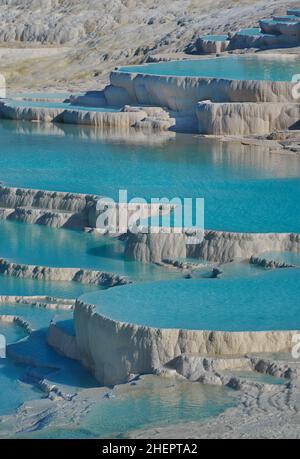 Pamukkale, (Baumwollburg) natürliche heiße Quelle Travertin Thermalmineralbecken und Terrassen, Denizli, Türkei. Pammukale, ursprünglich die griechische Stadt von Stockfoto