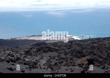 Blick vom Vulkankrater Teneguia auf die Salzwerke Fuencaliente an der Südspitze von La Palma, Kanarische Inseln, Spanien Stockfoto