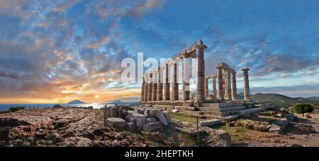 Der antike griechisch-dorische Tempel des Poseidon am Kap Sounion, Griechenland, 444–440 v. Chr. Der Poseidon-Tempel, der auf einem 200 Meter hohen Kap steht, ist ein Wahrzeichen von vi Stockfoto