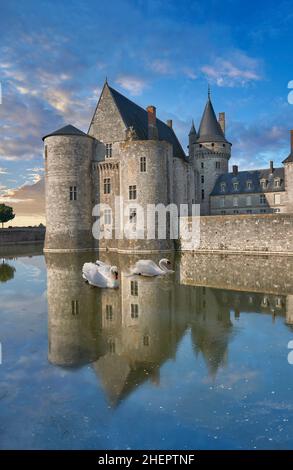 Der Château de Sully-sur-Loire (1560–1641) und sein Graben. Sully-sur-Loire, Centre-Val de Loire, Frankreich. Die château war der Sitz des Herzogs von Sully, Stockfoto