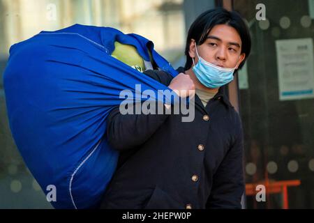 Joseph Huang Kang, 24, vor dem Amtsgericht Westminster im Zentrum von London, wo er wegen Eintretung in die Royal Mews angeklagt wird. Kang, dem vorgeworfen wird, sich am 10. Dezember 2021 in die Ställe des Buckingham Palace eingeschlichen zu haben, wurde unter der Bedingung, dass er sich nicht innerhalb von 200 Metern vom Buckingham Palace befindet und nicht versucht, das Vereinigte Königreich zu verlassen, inhaftiert. Bilddatum: Mittwoch, 12. Januar 2022. Stockfoto