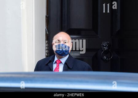 London, Großbritannien. 12. Januar 2022. Andrew Griffith MP, Chief Business Adviser des Premierministers, vor der Tür der Downing Street Nr. 11 vor Boris Johnson, dem Premierminister, der im Unterhaus zu den Fragen des Premierministers (PMQs) aufbrechen wird. Der Premierminister steht unter dem Druck der Abgeordneten, am 20. Mai 2020 in den Gärten der Downing Street 10 Fragen zu einer Partei zu beantworten, zu einer Zeit, als die britischen Sperrbeschränkungen soziale Versammlungen verboten hatten. Kredit: Stephen Chung / Alamy Live Nachrichten Stockfoto