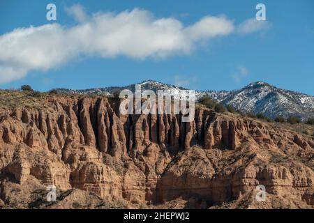 Landschaft von grasbedeckte Ebene, sagebrush und bunten Felsen unter einem grossen blauen Himmel in der hohen Wüste Landschaft in der Nähe von Yorktown, Virginia Stockfoto