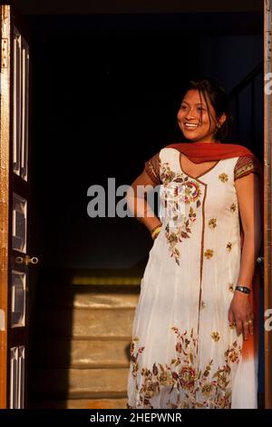 Türportrait der einheimischen Frau während des Sindoor Jatra (Vermillion Festival) - Teil des nepalesischen Neujahrs (Bisket Jatra) in Bhaktapur. Stockfoto
