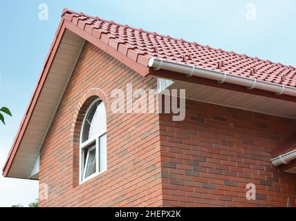 Nahaufnahme der Dachkonstruktion des Ziegelhauses mit Keramikfliesen Stockfoto