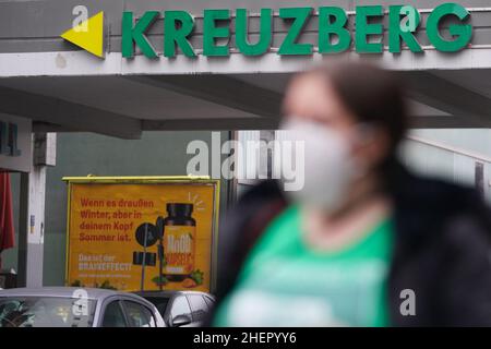 Berlin, Deutschland. 12th Januar 2022. Der Schriftzug Kreuzberg ist am Kottbusser Tor zu sehen. Nach dem Bezirk Neukölln hat Friedrichshain-Kreuzberg nun auch die 1000-Grenze überschritten. Quelle: Jörg Carstensen/dpa/Alamy Live News Stockfoto