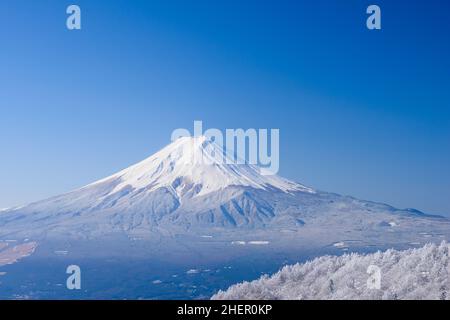 Mount Fuji Und Blue Sky Nach Schneefall Stockfoto