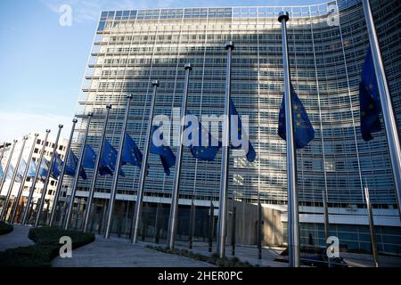 Brüssel, Belgien. 11th Januar 2022. Die Flaggen der Europäischen Union flattern am halben Mast vor dem Sitz der Europäischen Kommission zu Ehren des Präsidenten des Europäischen Parlaments, David Sassoli, am 11. Januar 2022 in Brüssel, Belgien. Sassoli starb am 11. Januar 2022 in einem Krankenhaus in Italien an einer Immunkomplikation. (Bild: © Valeria Mongelli/ZUMA Press Wire) Stockfoto