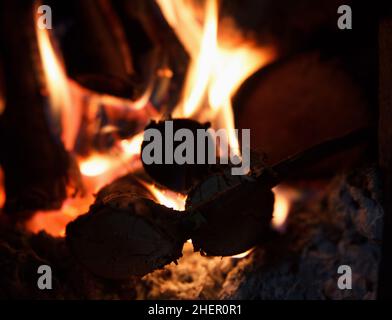 Helles Feuer der hohen Temperatur vom Brennholz brennt im Kamin Stockfoto