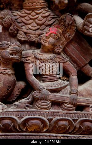 Holzschnitzerei, die einen Hindu-Tempel am Durbar Square in der UNESCO-Weltkulturerbestadt Bhaktapur in Nepal schmückt. Stockfoto