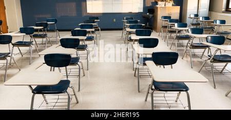 In einem Schulzimmer stehen nur Schreibtische bereit, die während der Pandemie von Covid-19 wieder geöffnet und die Schüler zurückgebracht werden können. Stockfoto