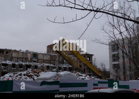 Zerstörtes mehrstöckiges Wohnhaus in der Stadt 22 Stockfoto