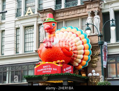New York City, New York, USA - 21. November 2021: Große türkische Dekoration auf der Oberseite von Macy's Eingang in der 34. Straße in Manhattan für das Thanksgiving Stockfoto