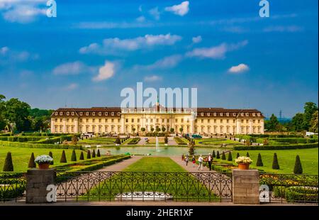 Schöner Panoramablick auf das Schloss Ludwigsburg in Deutschland. Der Südgarten mit einem Brunnen in der Mitte, vor dem Neuen Hauptbau, hat eine... Stockfoto