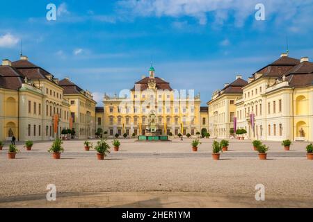 Schöner Panoramablick auf das alte Corps de logis (Alter Hauptbau) des Ludwigsburger Schlosses mit dem Hofbrunnen im Cour d'Honneur auf einem... Stockfoto