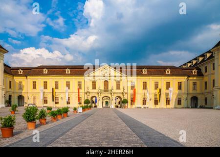 Schöner Panoramablick auf das Westseitengebäude, die Bildergalerie, die das neue und das alte logis-Korps des Ludwigsburger Schlosses verbindet. Es ist... Stockfoto