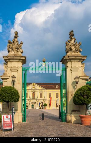 Das Eingangstor zum berühmten Ludwigsburger Residenzschloss an einem sonnigen Tag mit blauem Himmel in Deutschland. Die Kopfsteinpflasterstraße führt zur Westseite... Stockfoto
