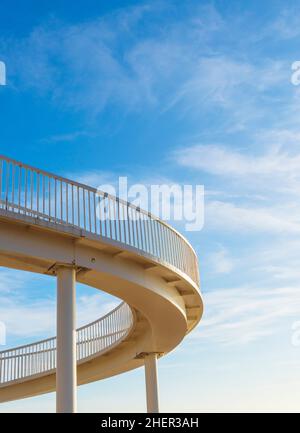 Gipsy Bridge zwischen Old Leigh und Chalkwell über die Bahnlinie an einem hellen und sonnigen Januarmorgen Stockfoto