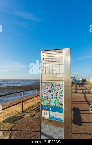 Informationskampfstelle und Beschilderung an der Küste zwischen Chalkwell und Old Leigh an der Themse-Mündung am hellen und sonnigen Januarmorgen Stockfoto