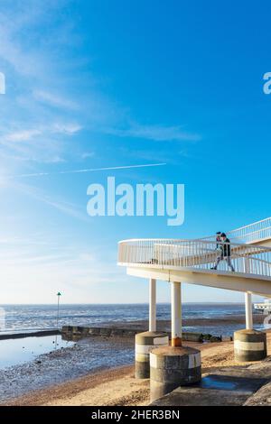 Zwei Personen überqueren die Gypsy Bridge zwischen Old Leigh und Chalkwell an einem hellen und sonnigen Januarmorgen über die Bahnlinie Stockfoto