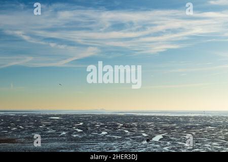 Ein heller und frischer Januarmorgen mit Blick über die Themse-Mündung von Chalkwell in Essex mit Southend Pier im Hintergrund Stockfoto