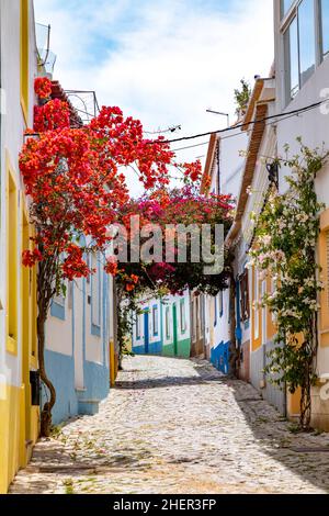 In den engen Gassen von Ferragudo, Algarve, Portugal, Europa Stockfoto